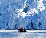 Zodiacs vor Gletscherfront auf Spitzbergen © Nikki Born / Oceanwide Expeditions