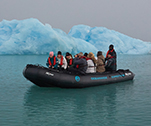 Zodiacs vor Eisbergen auf Spitzbergen © Markus Eichenberger / Oceanwide Expeditions